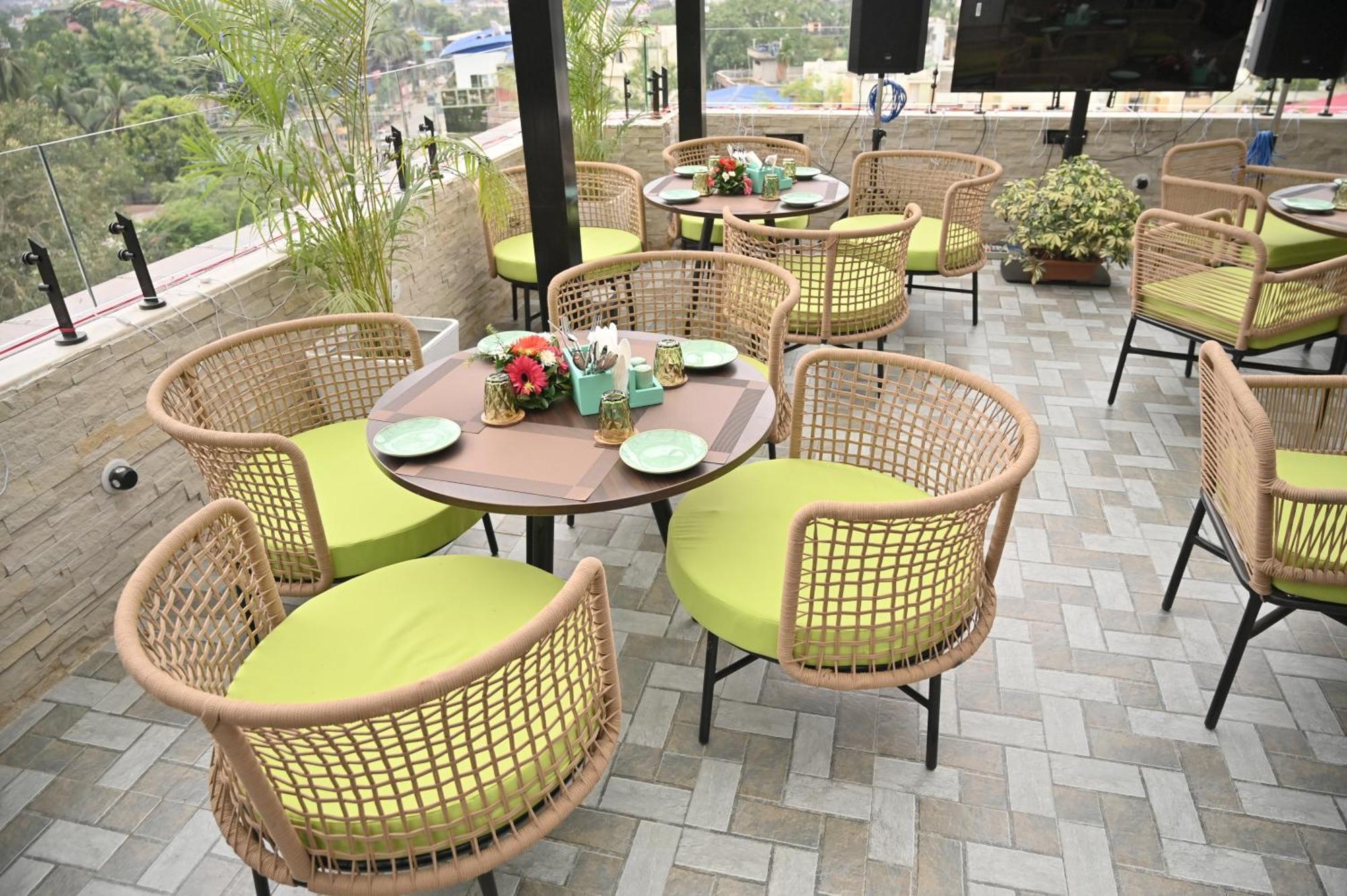Heavens Garden Empire Hotel Guwahati Eksteriør billede